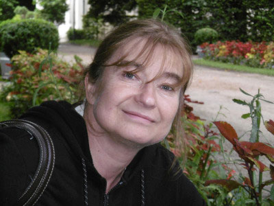 Marzena Przybysz uśmiechnięta kobieta na tle ogrodu