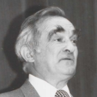 Andrzej Kempa, siwy mężczyzna w garniturze