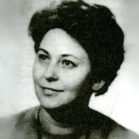 Halina Tuszyńska-Rękawkowa, czarno-białe zdjęcie uśmiechniętej brunetki, w krótkich włosach