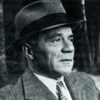 Ludwik Bernacki, mężczyzna w kapeluszu i garniturze