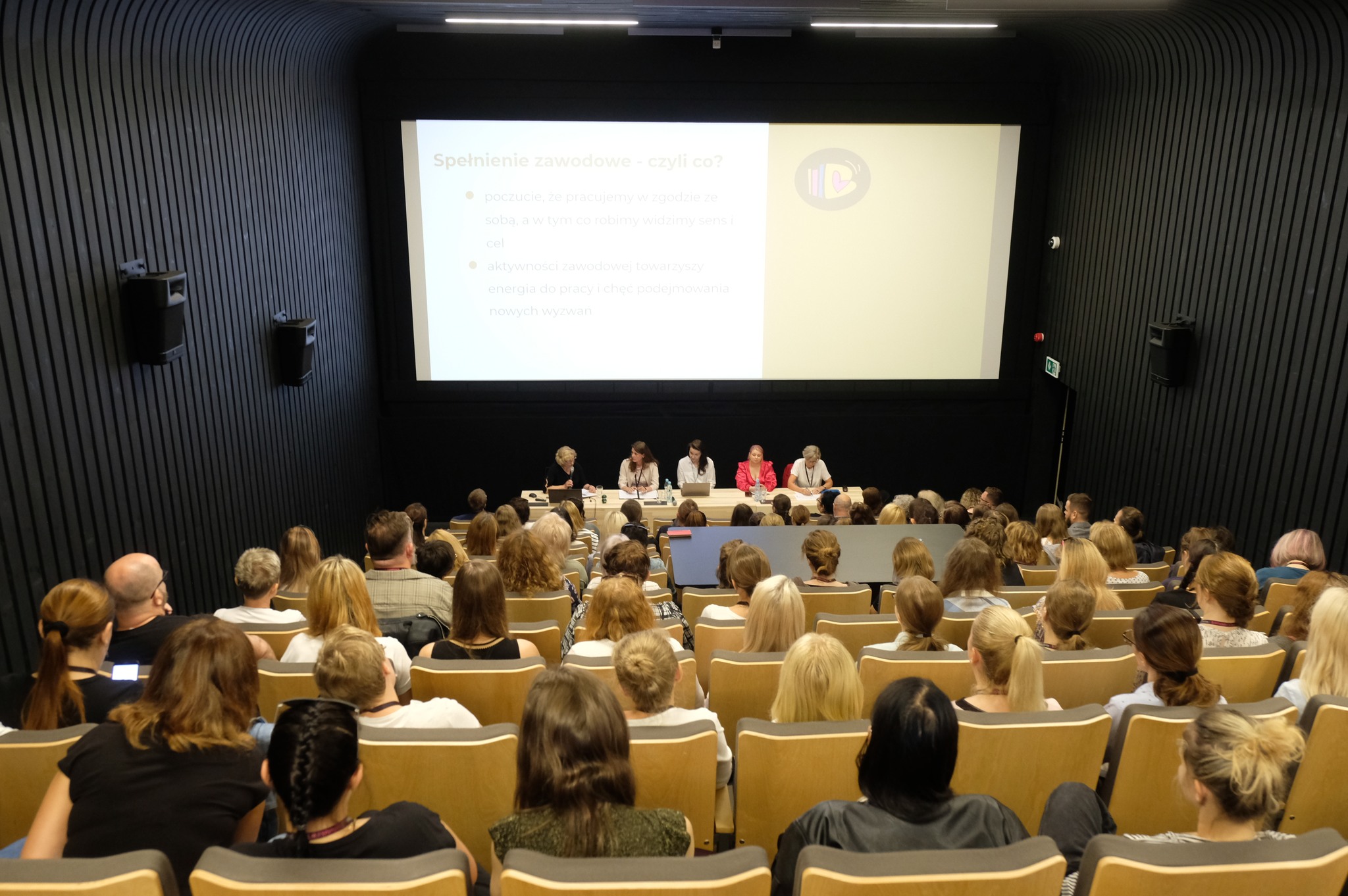 widownia na sali wykładowej, debatują 4 osoby