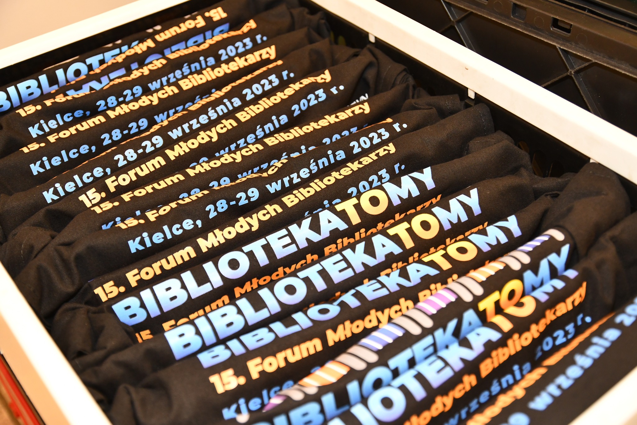 ułożone obok siebie materiałowe torby z logo wydarzenia