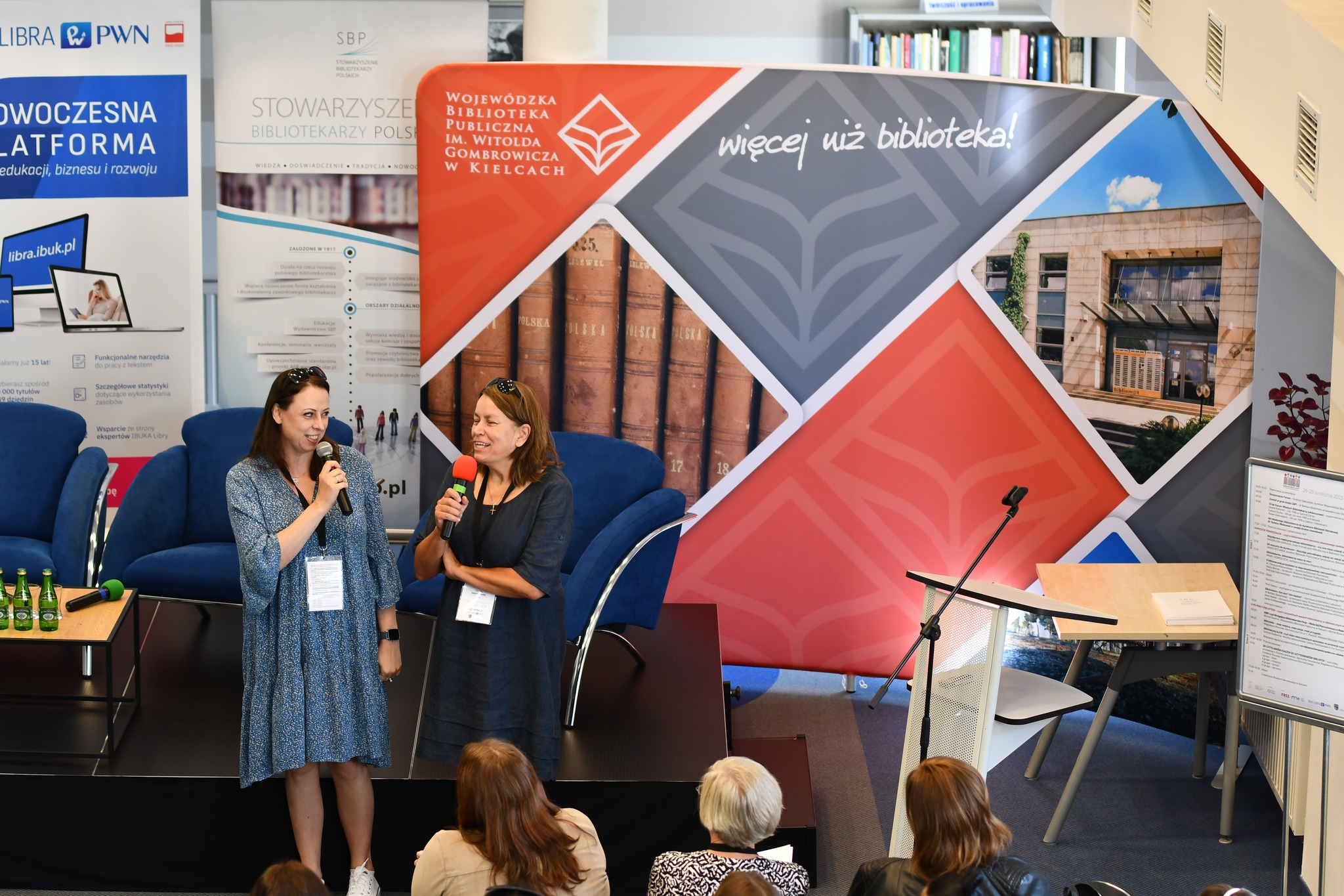 scena forum, dwie prelegentki uśmiechają się do siebie