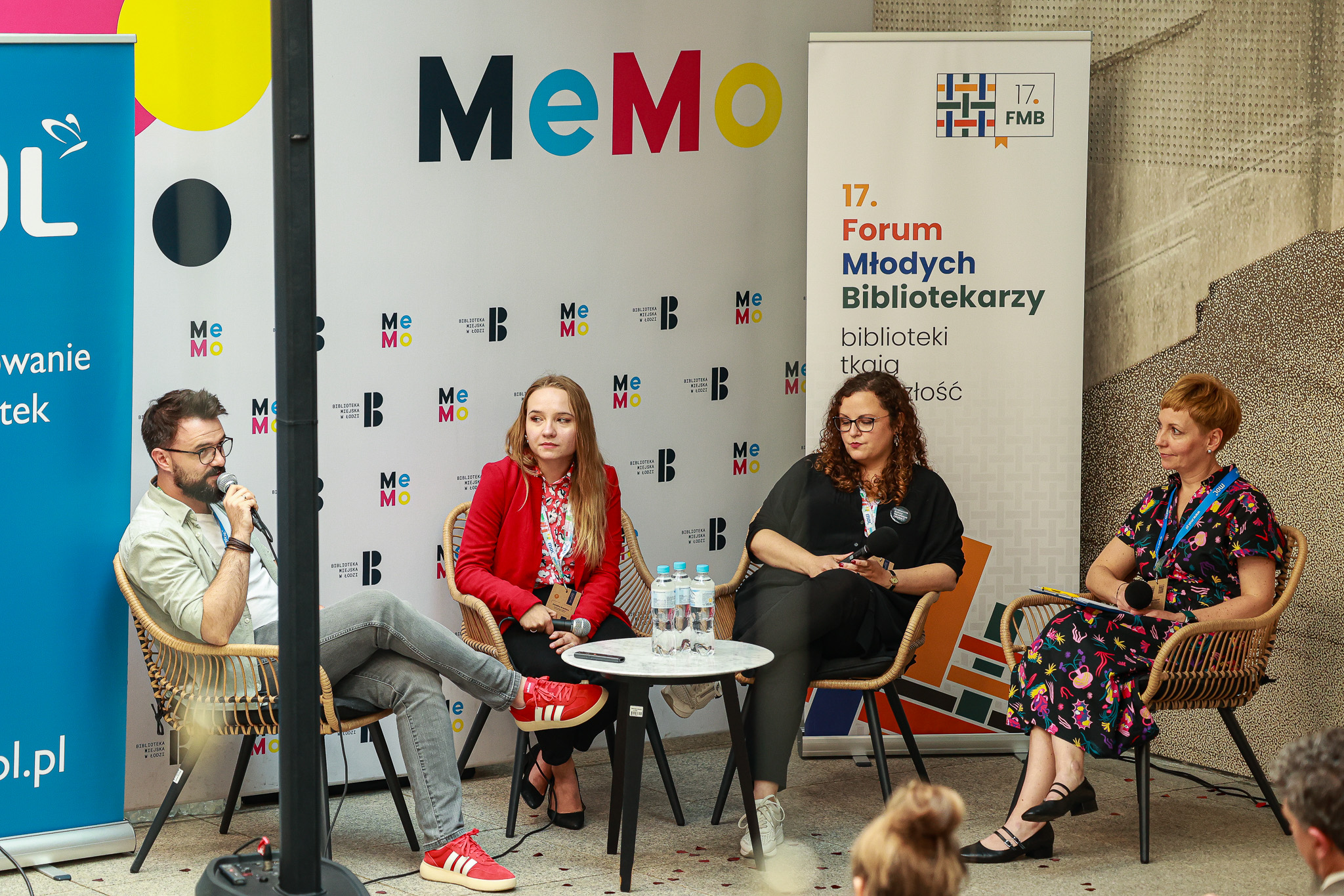 4 osoby dyskutują na scenie. w tle baner z logo forum