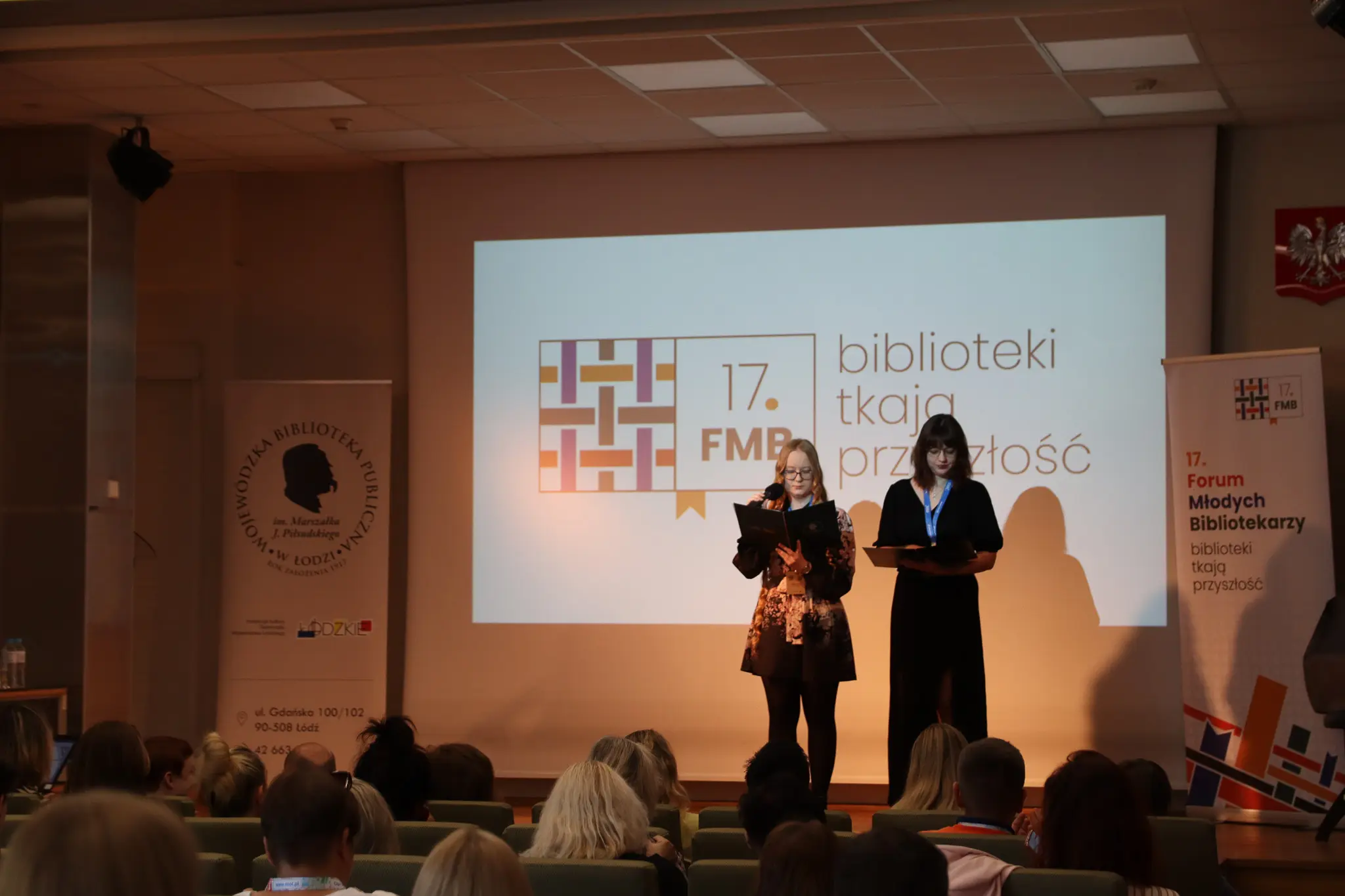 scena forum, dwie prowadzące, w tle logo wydarzenia