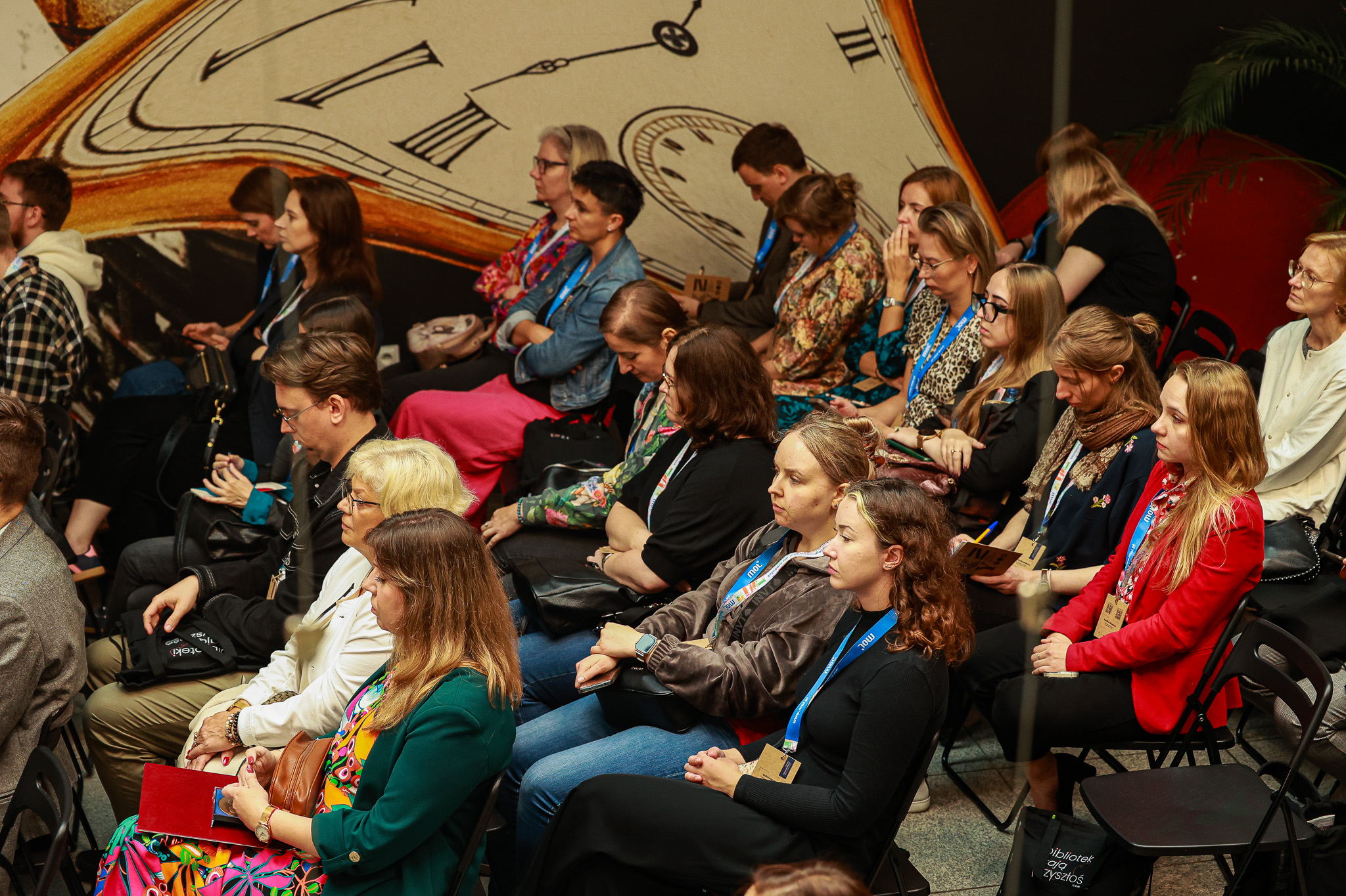 widownia, głównie młode kobiety ubrane kolorowo