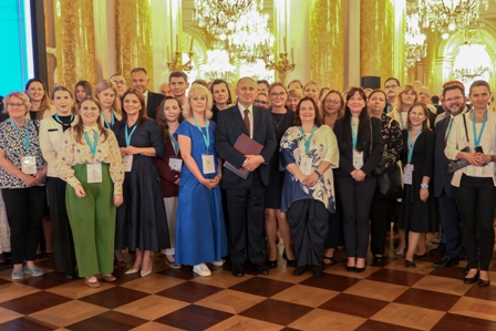 Grupa elegancko ubranych uczestników konferencji