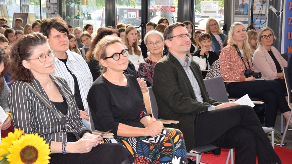 Widownia wydarzenia, słonecznik na pierwszym planie