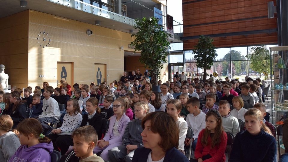 dzieci i młodzież na widowni podczas ogłoszenia wyników