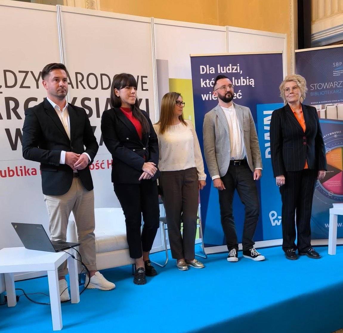Grupa 5 dyrektorów bibliotek czeka na dyplomy