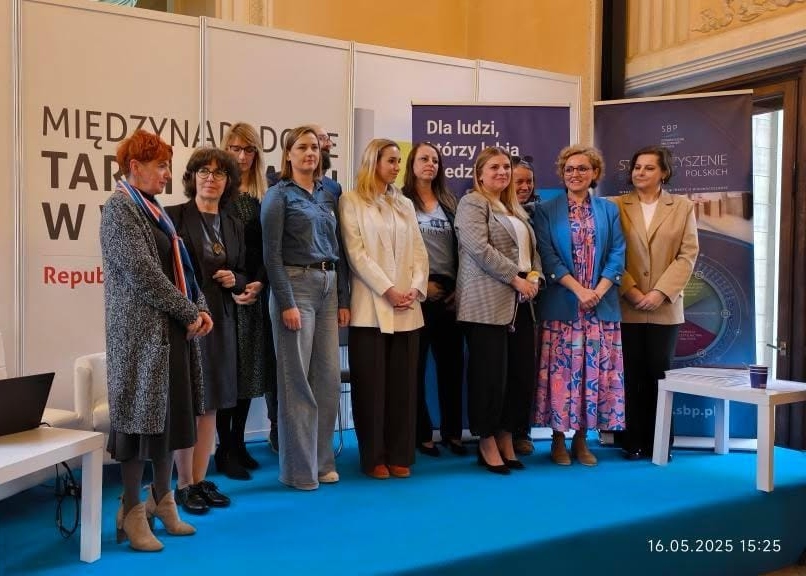 11 bibliotekzry czeka na wręczenie wyróżnień.