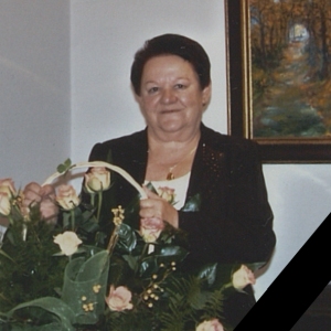 Ludmiła Gut trzyma bukiet róż w koszu