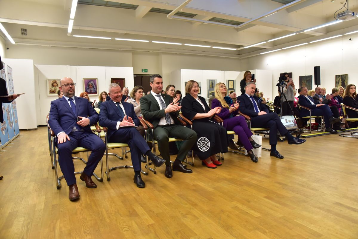 elegancko ubrana widownia konferencji klaszcze i się śmieje