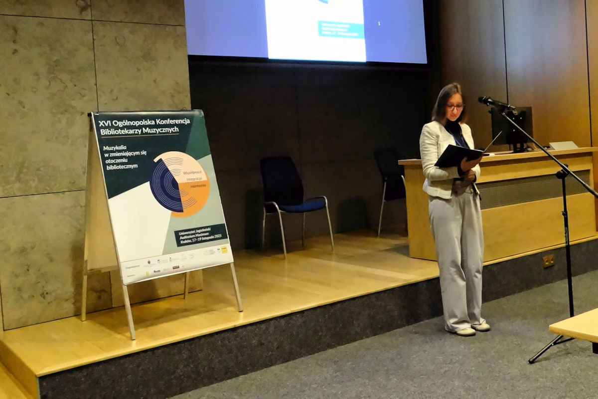 Młoda kobieta odczytuje słowa powitania